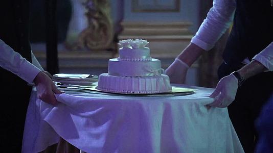 带白庆典蛋糕的侍者视频的预览图