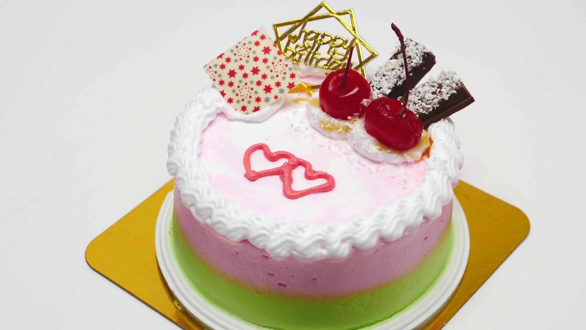 生日蛋糕用巧克力条和樱桃面纱装饰视频的预览图