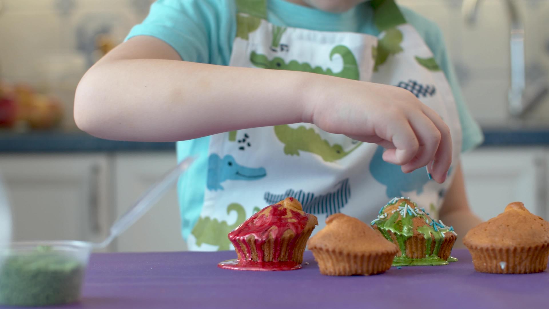 儿童手装纸杯蛋糕视频的预览图