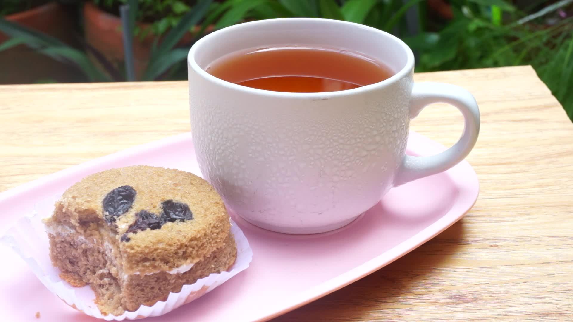 吃蛋糕和喝茶之间的时间间隔视频的预览图