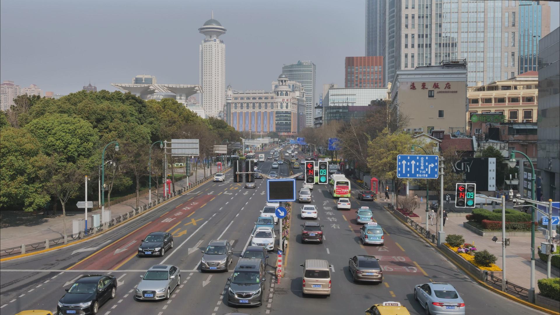 上海人民广场新世界西藏路车流延时4K视频的预览图