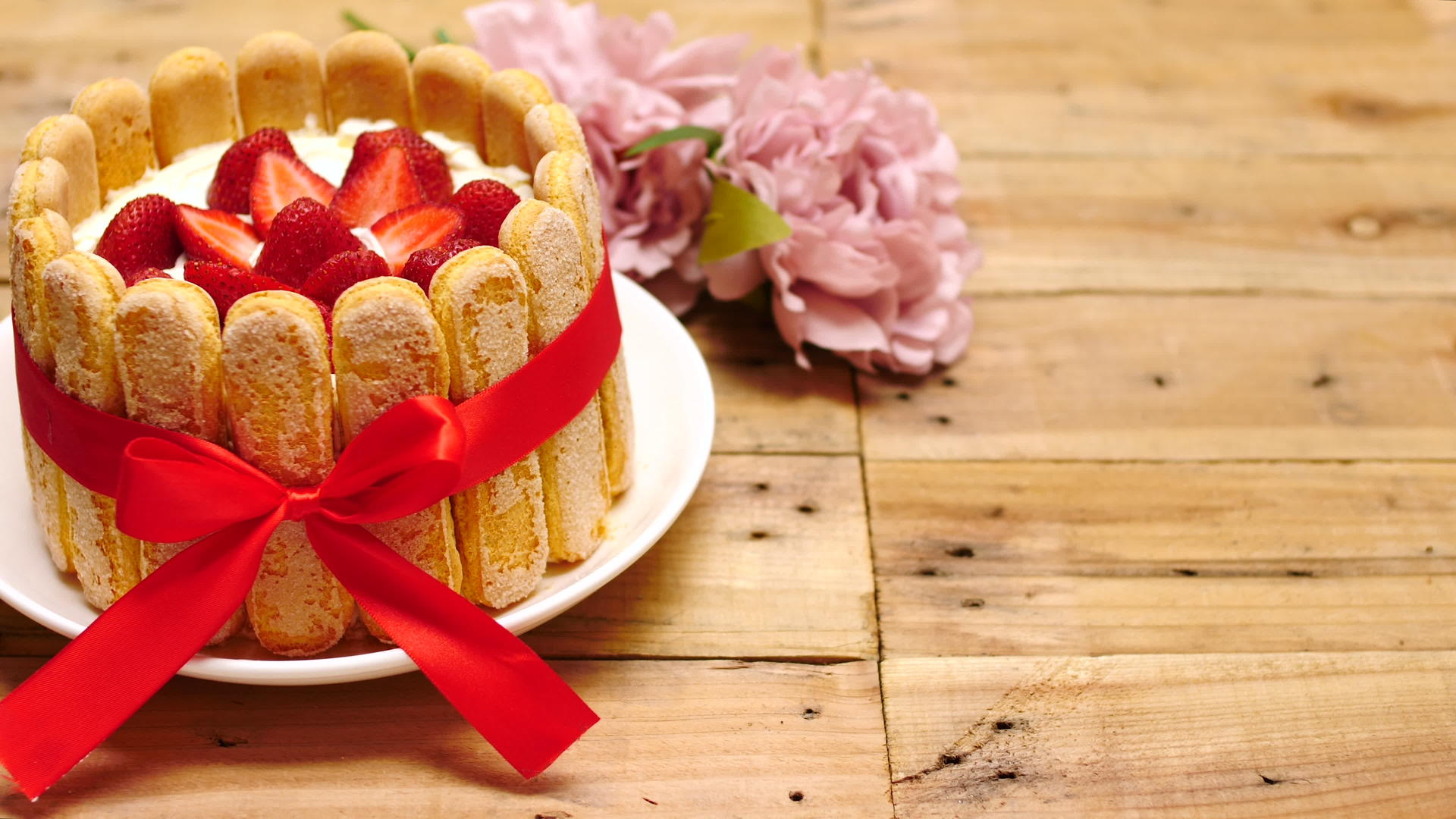 草莓花指蛋糕在木质背景下视频的预览图