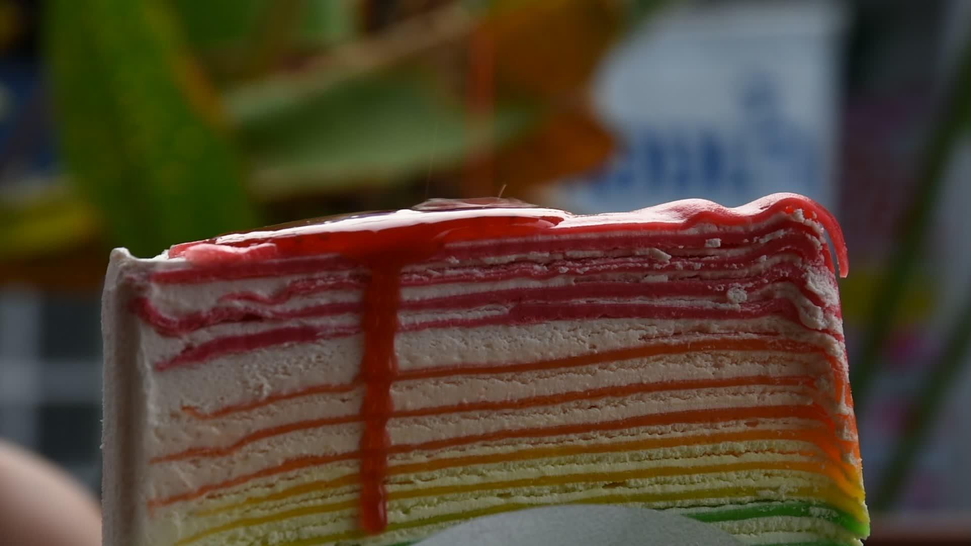 彩虹配草莓酱crepe蛋糕视频的预览图