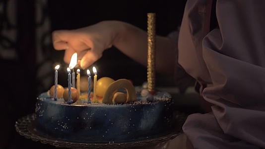 在生日蛋糕上点燃蜡烛视频的预览图