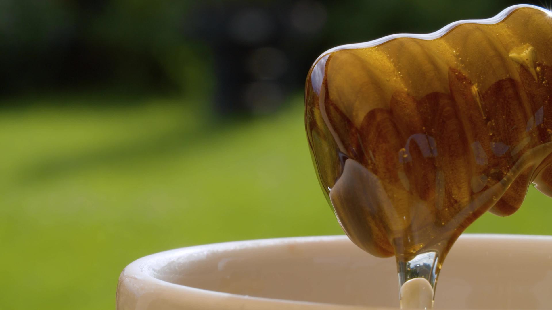蜂蜜从蜂蜜勺中涌出视频的预览图