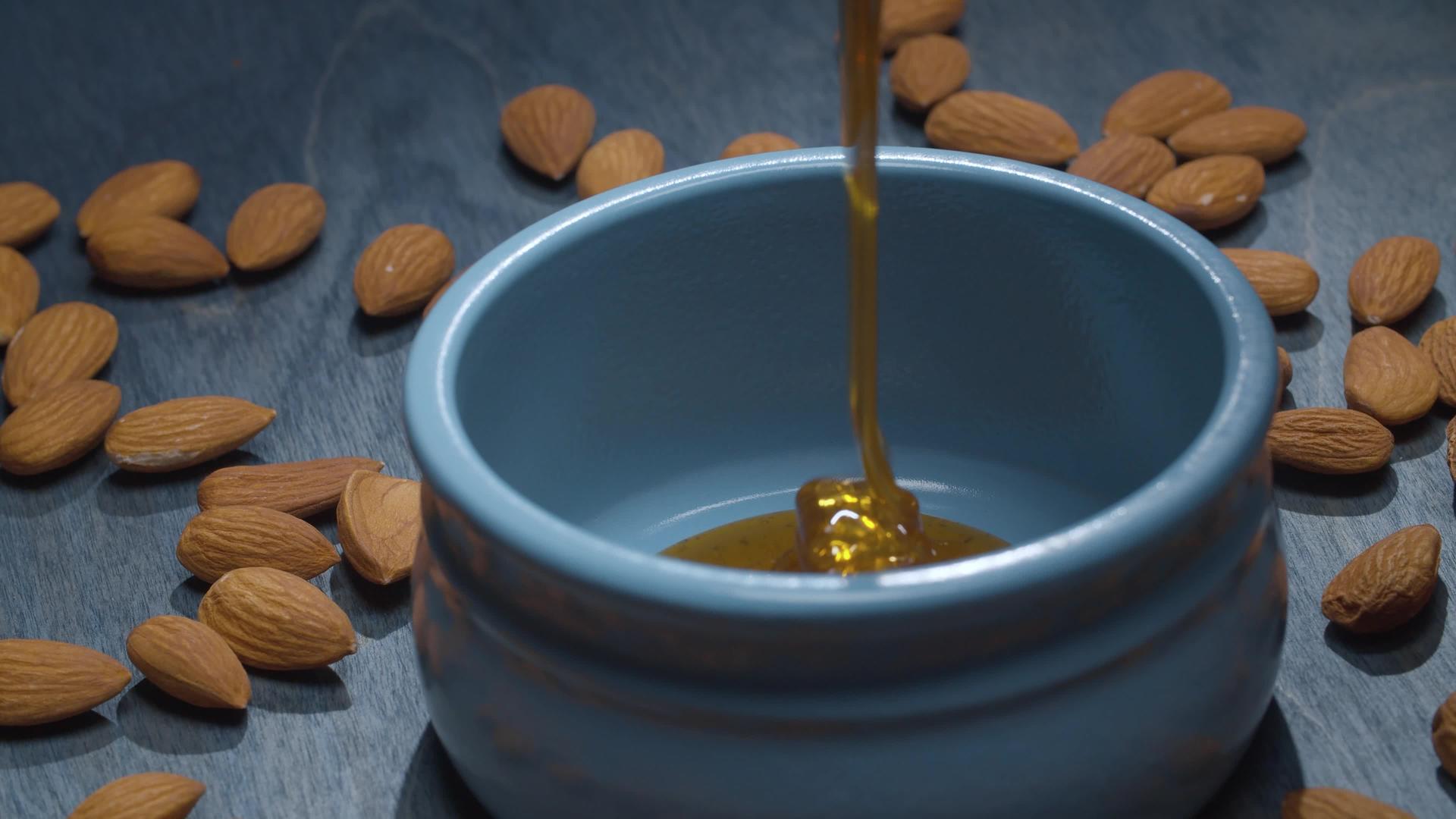 新鲜蜂蜜和杏仁视频的预览图