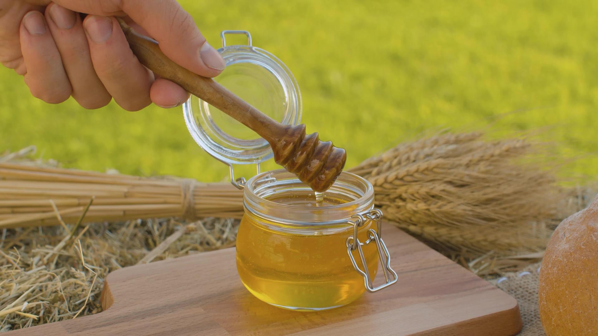 手拿蜂蜜汤匙蜂蜜视频的预览图