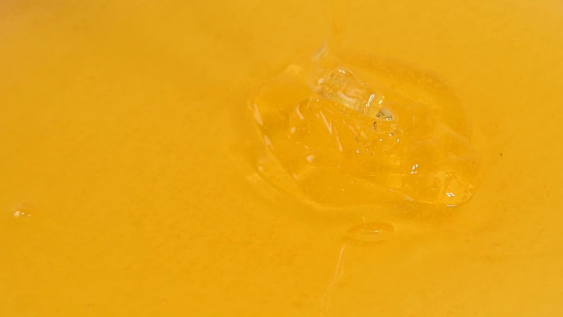 把新鲜的液体蜂蜜倒在碗里视频的预览图