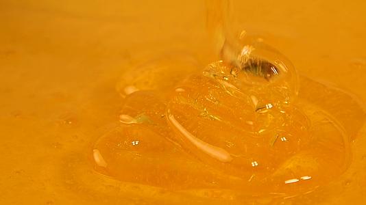 把新鲜的液体蜂蜜倒在碗里视频的预览图