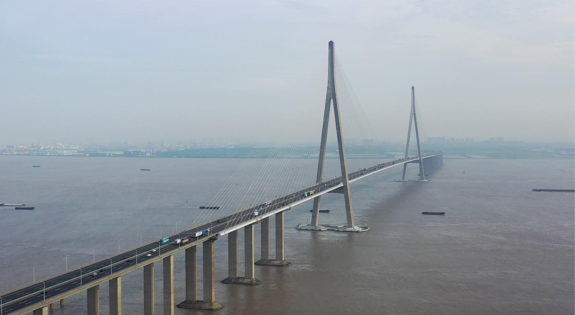 航拍长江上的大桥江苏苏通大桥视频的预览图