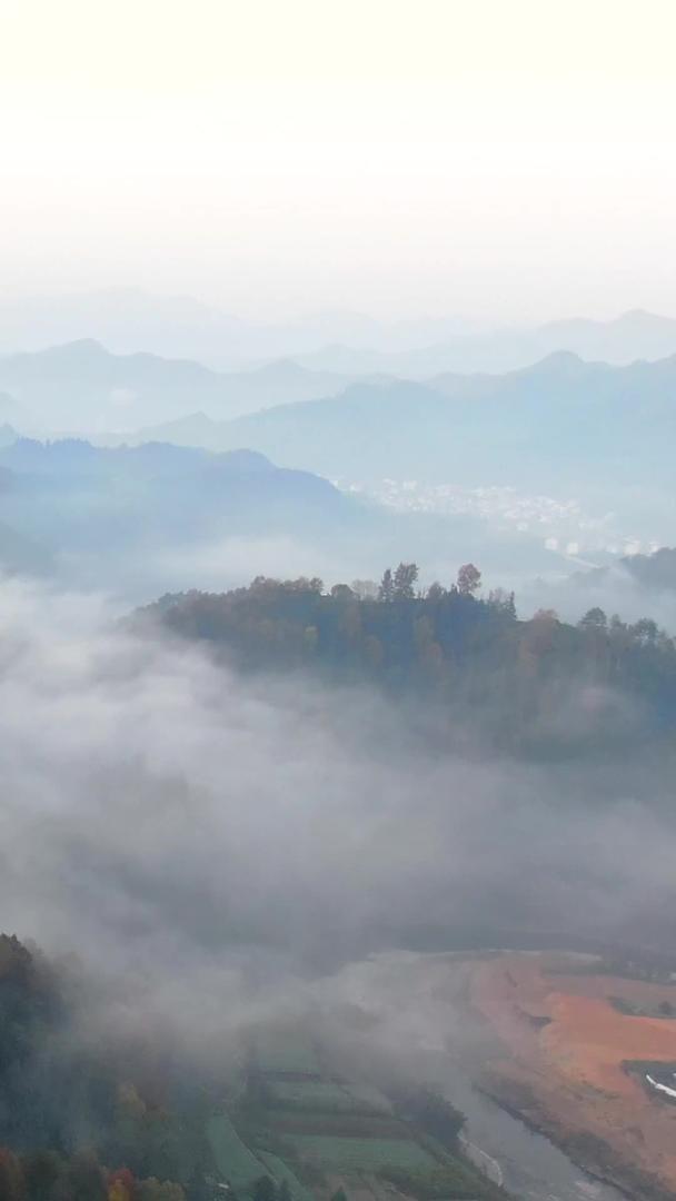 航拍安徽淞县石潭山脉晨雾自然风光视频视频的预览图