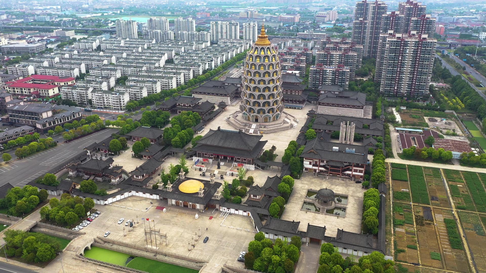 俯拍5A景点淹城宝林禅寺全景视频视频的预览图