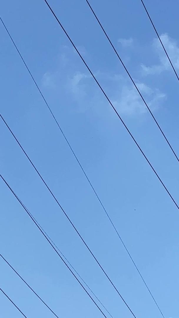 城市蓝天白云天空下能源电力环保高压线民生服务素材视频的预览图