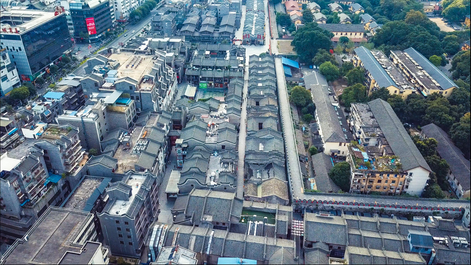 4k高清航拍桂林著名景点东西巷子视频的预览图