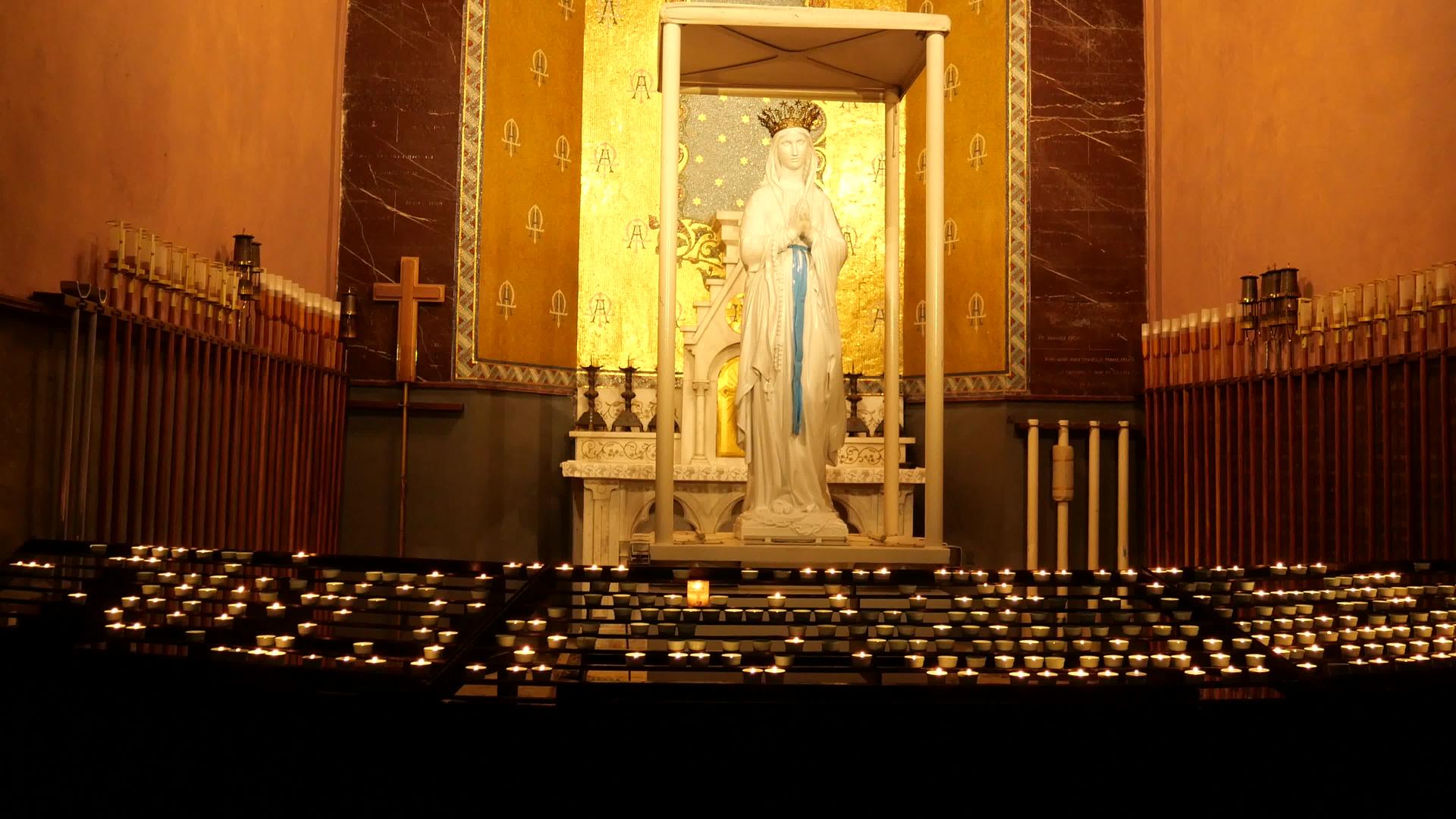 点燃蜡烛的礼拜堂和宗教象征视频的预览图