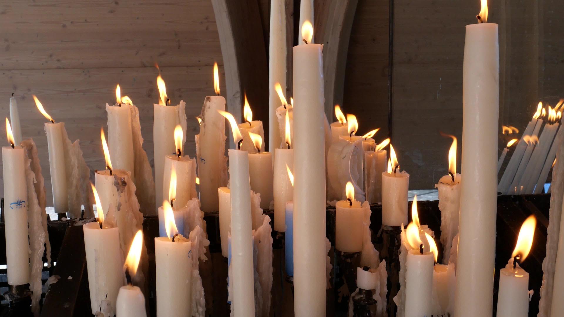 点燃蜡烛的礼拜堂和宗教象征视频的预览图