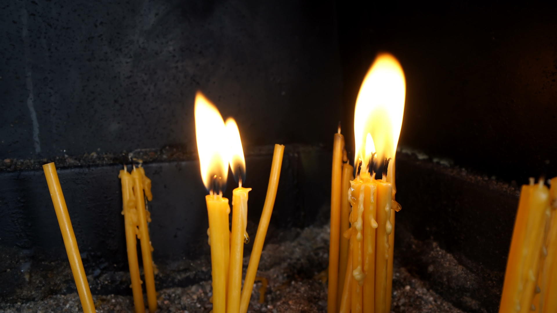 蜡烛和正统的十字架教堂视频的预览图