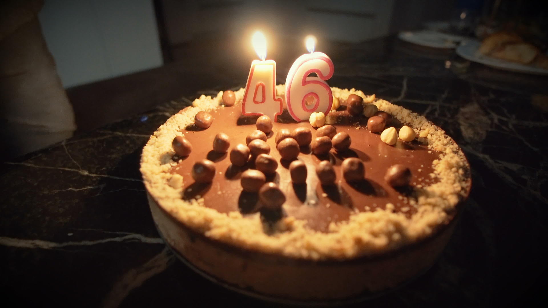 在蛋糕上点燃蜡烛一个46岁的男人庆祝生日视频的预览图