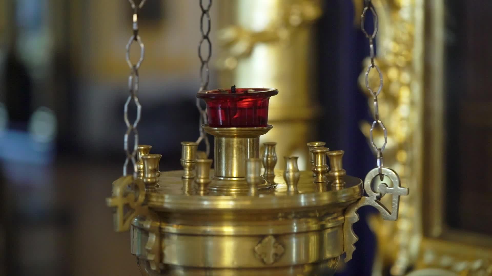 教堂里的蜡烛火焰视频的预览图