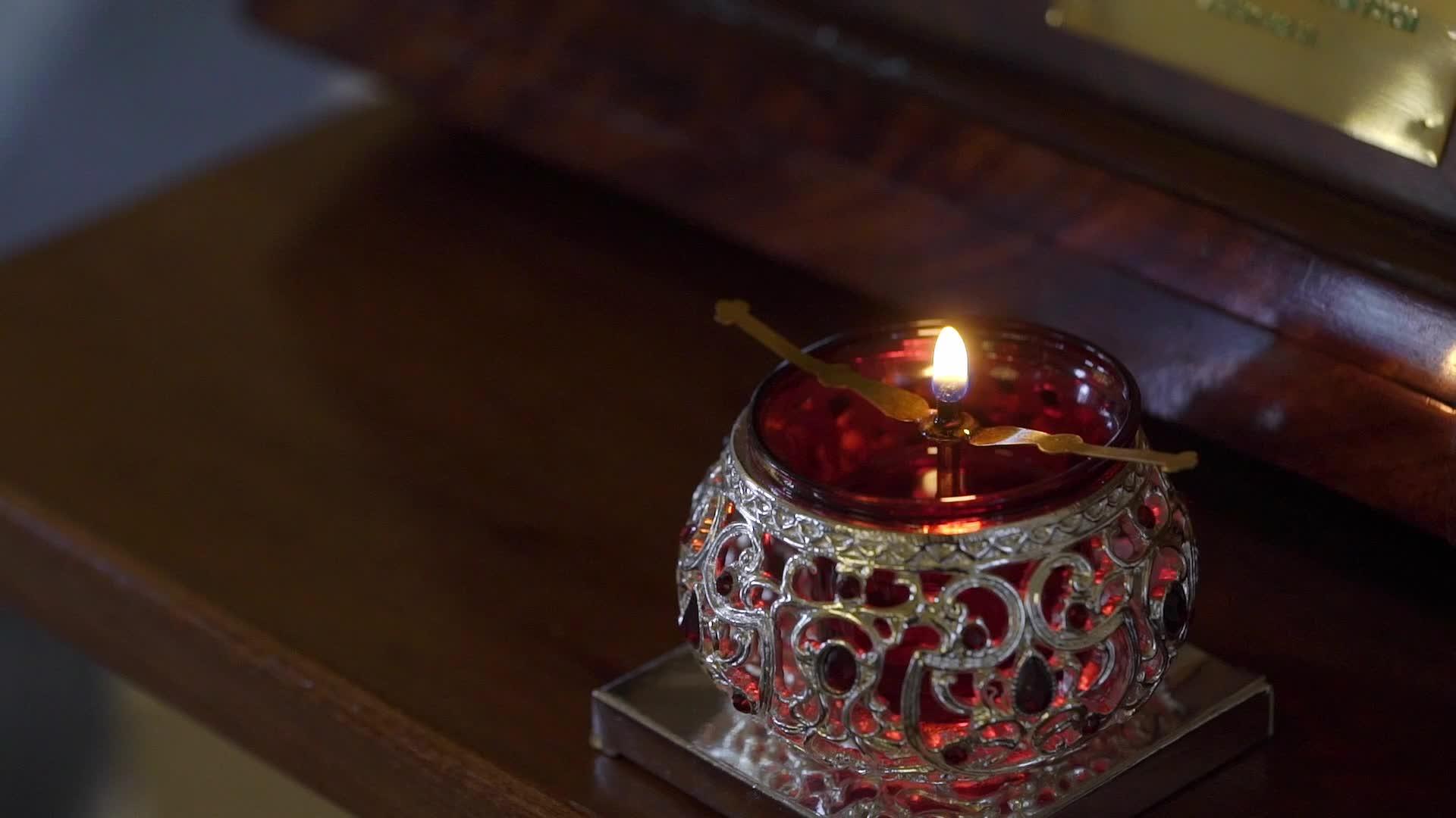 教堂里的蜡烛火焰视频的预览图