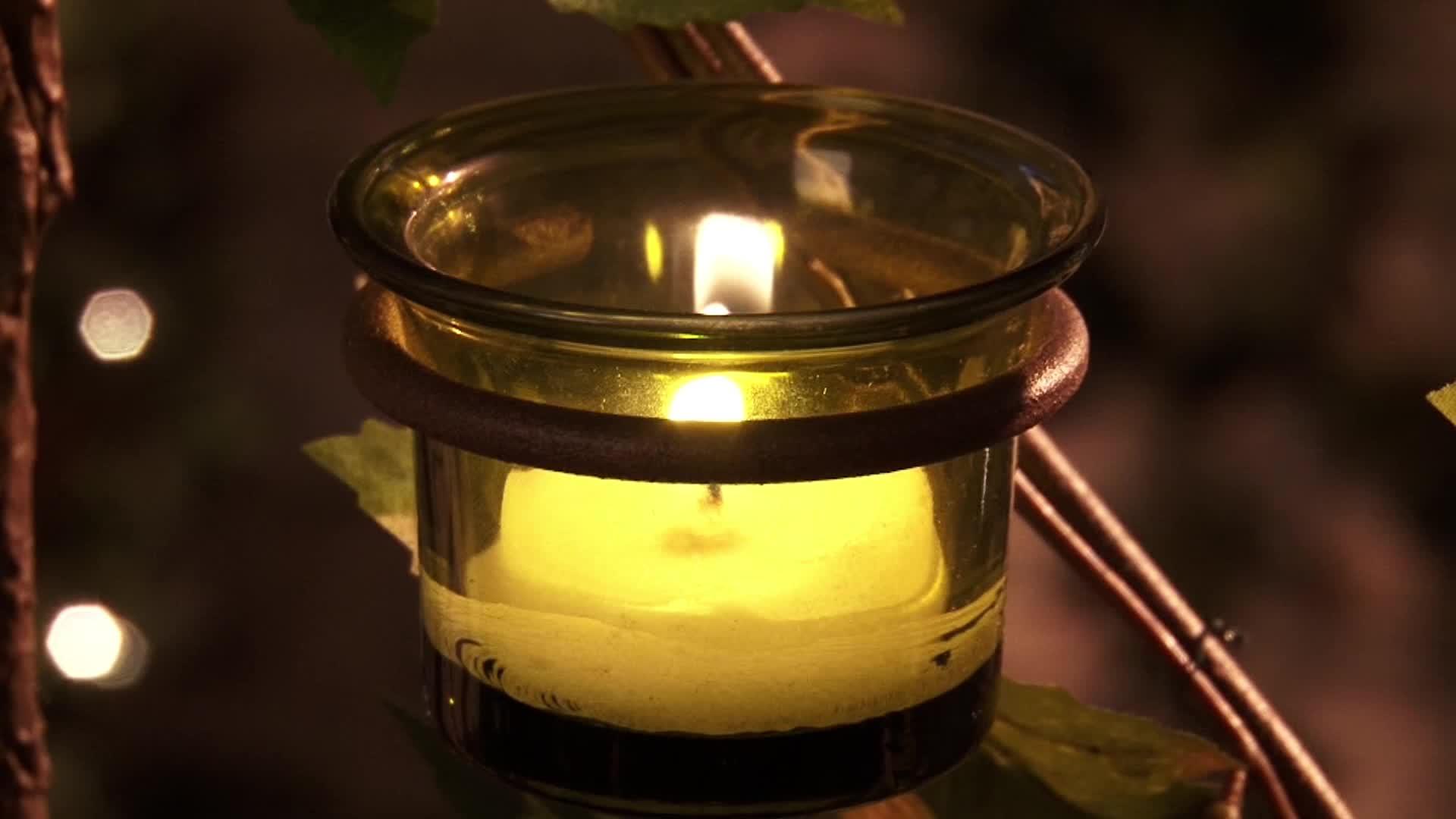 在寺庙的绿碗里点燃蜡烛慢慢烧焦视频的预览图