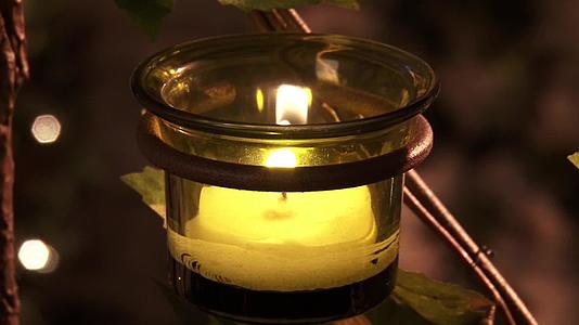 在寺庙的绿碗里点燃蜡烛慢慢烧焦视频的预览图