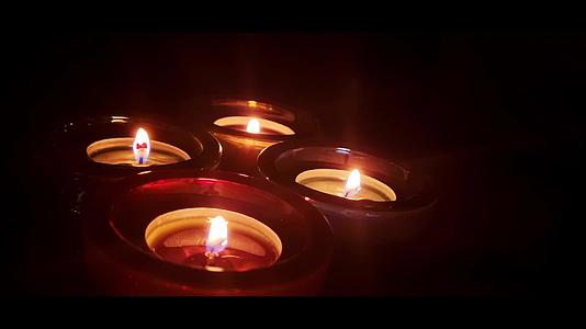 四根蜡烛的景象慢慢地点燃了美丽的光芒视频的预览图