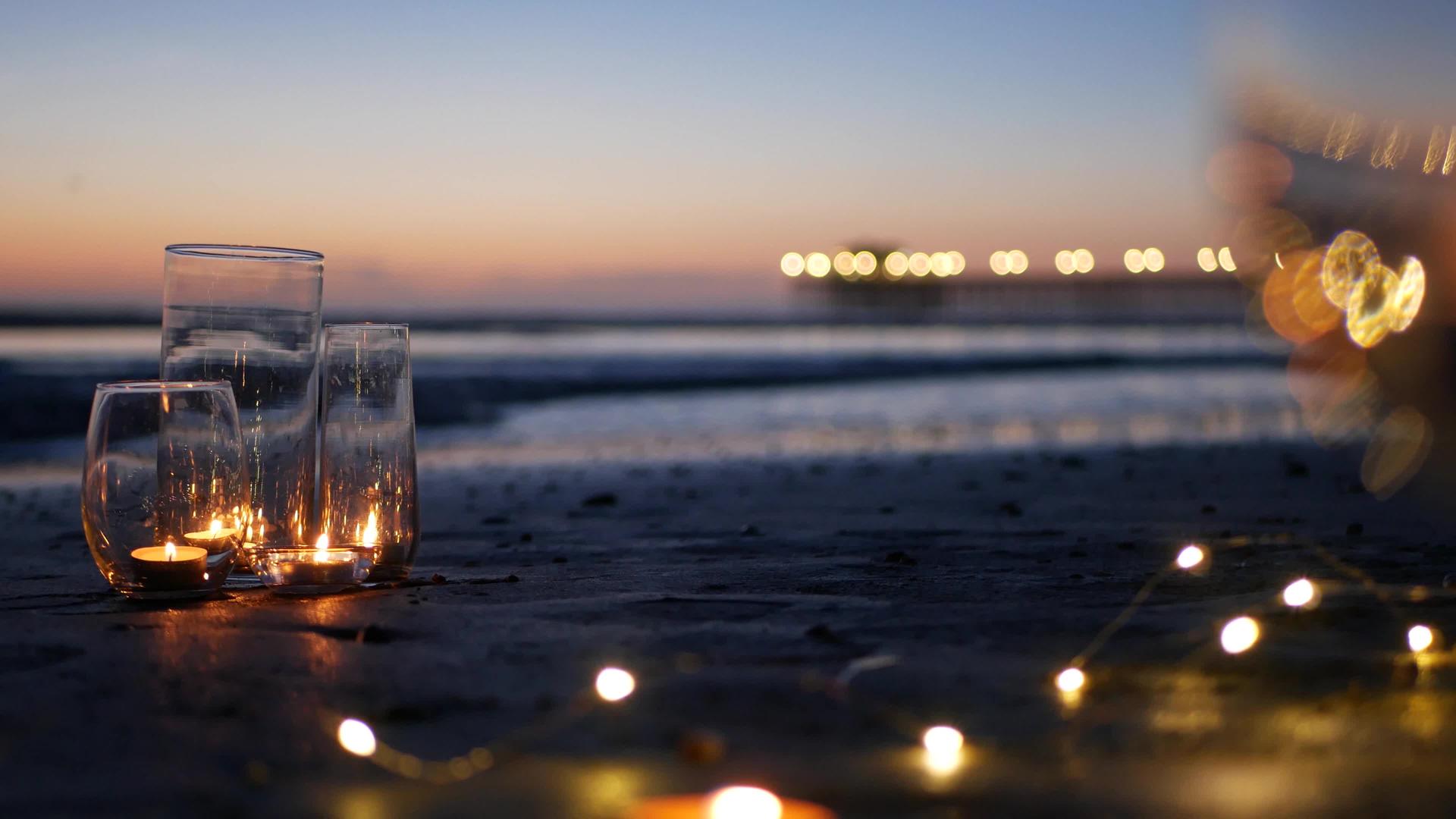 玻璃烛光海浪浪漫海滩约会夏天海滩上的烛光视频的预览图