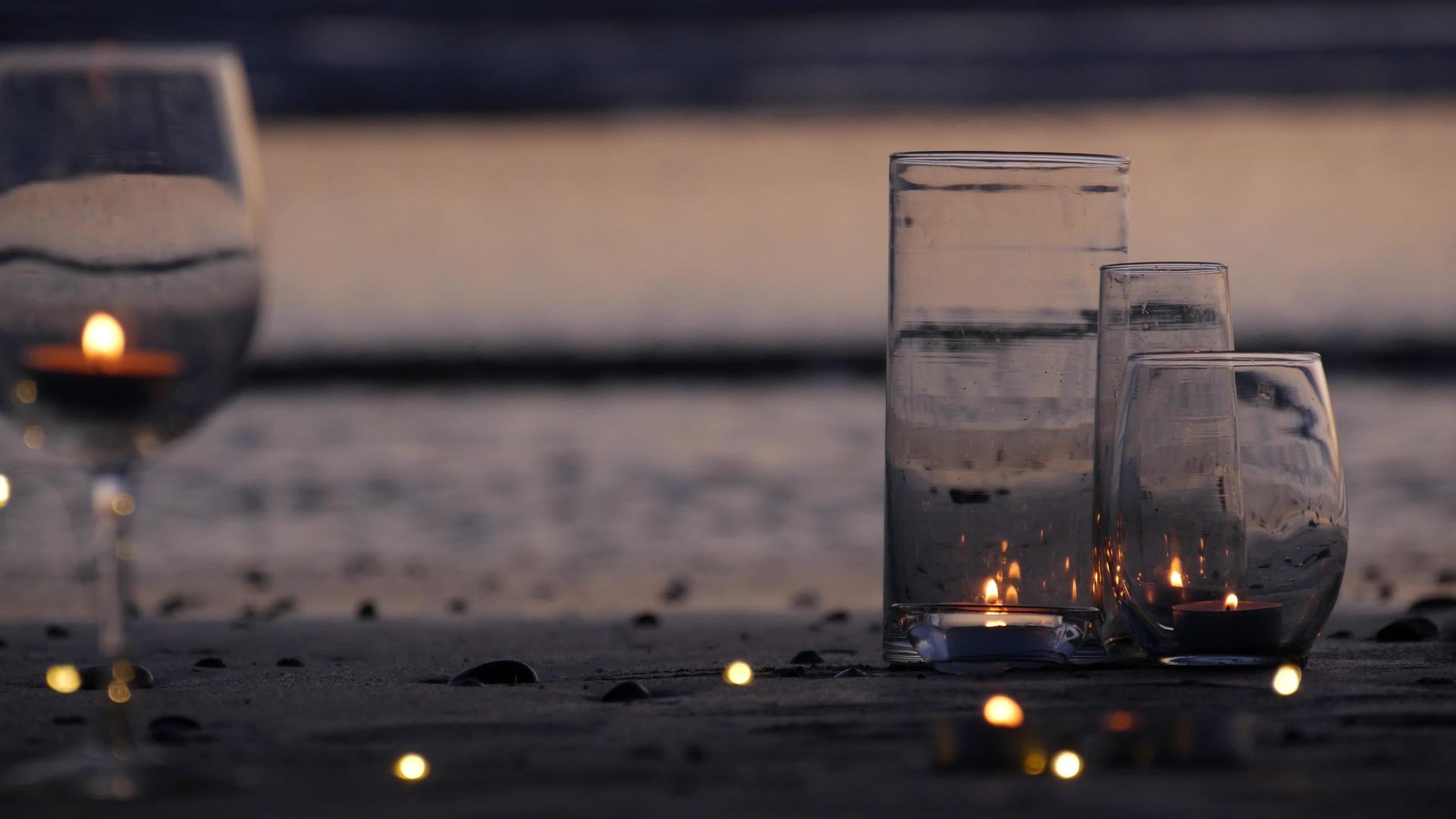玻璃烛光海浪浪漫海滩约会夏天海滩上的烛光视频的预览图