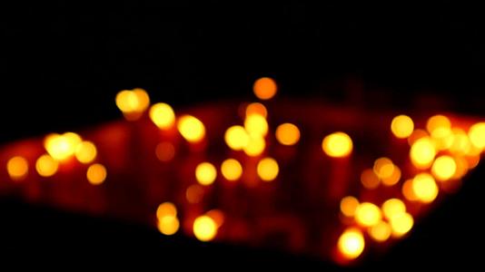 蜡烛背景的模糊火焰供佛陀布达大人崇拜神视频的预览图