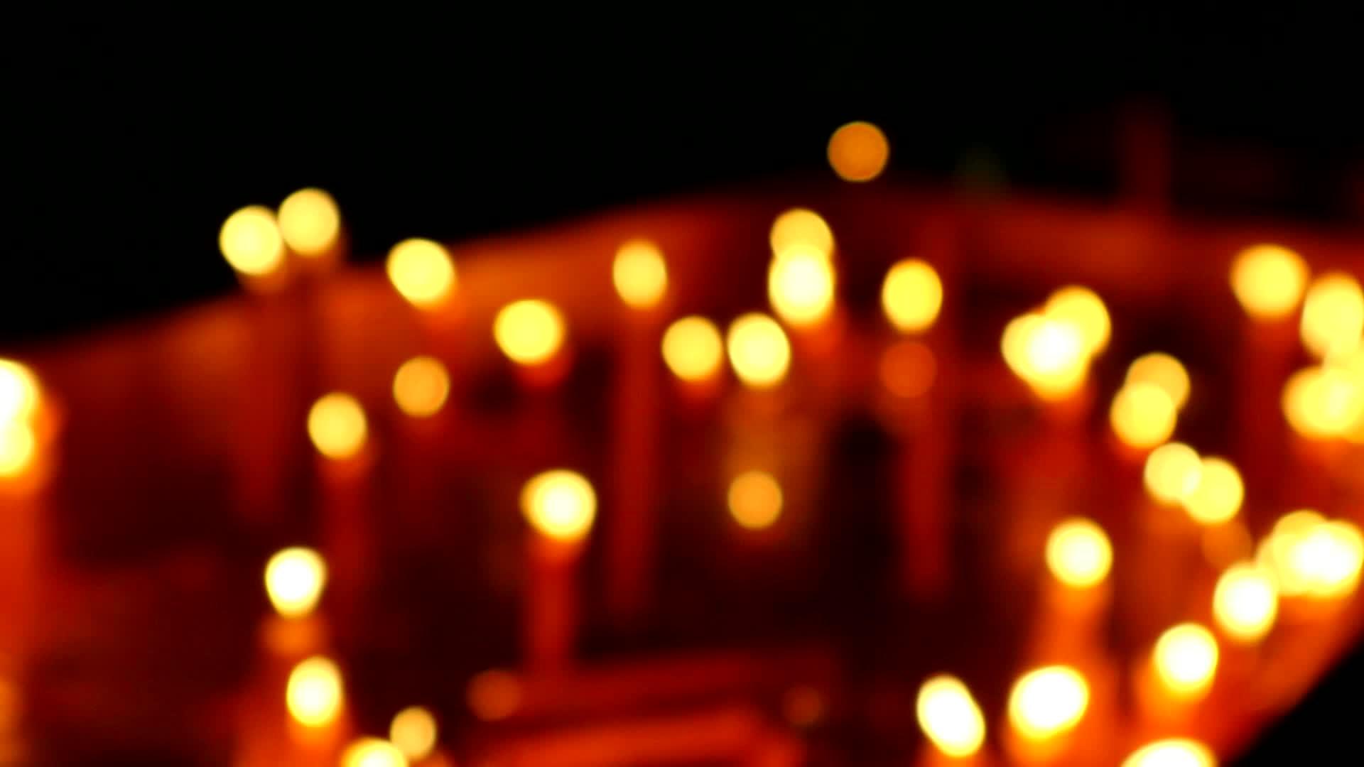 燃烧蜡烛的火在油箱的背景下是拜佛视频的预览图