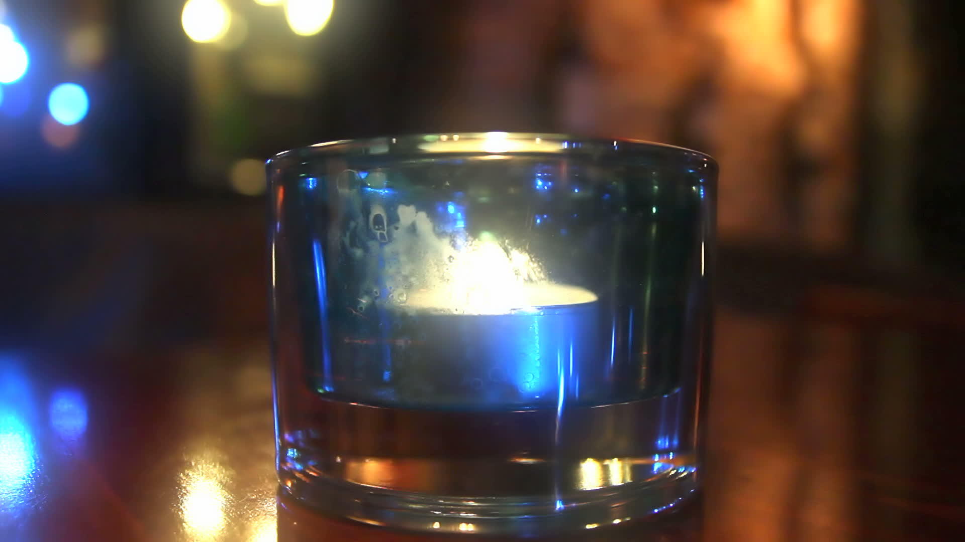 餐厅晚上用蜡烛在玻璃里视频的预览图