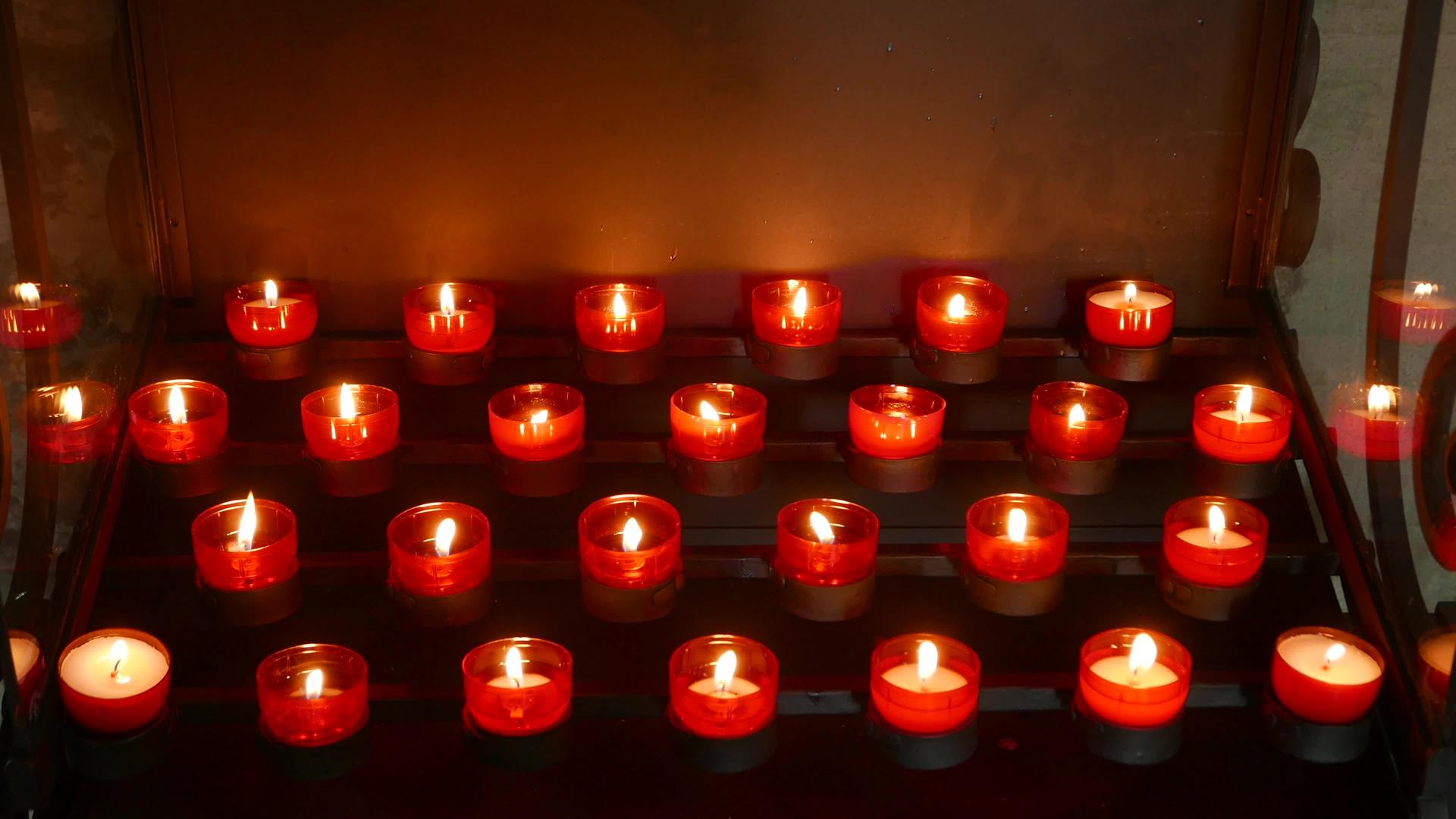 教堂里的红蜡烛视频的预览图