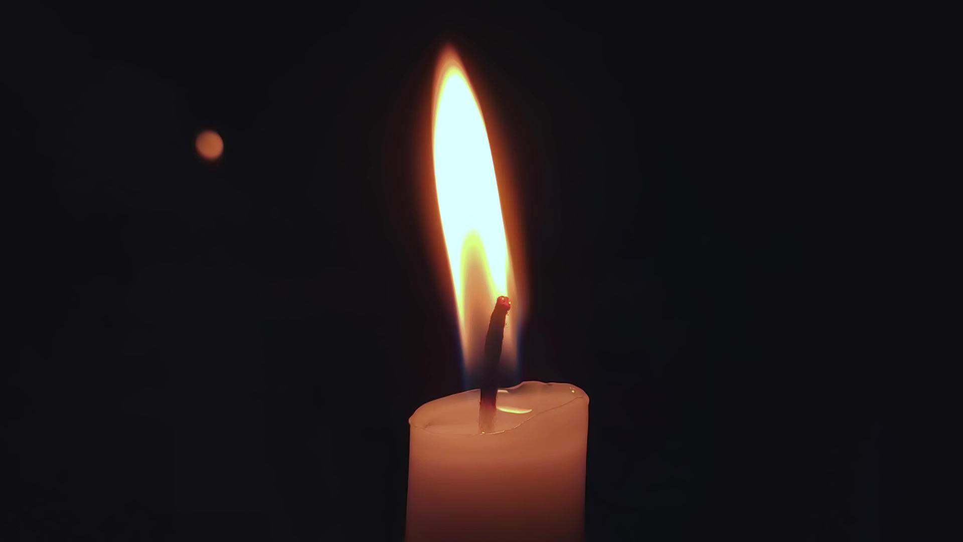 在黑暗的4号灯下点燃蜡烛视频的预览图