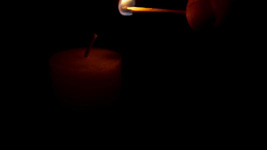 照明蜡烛的黑色背景视频的预览图