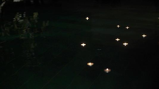 游泳池里的蜡烛视频的预览图