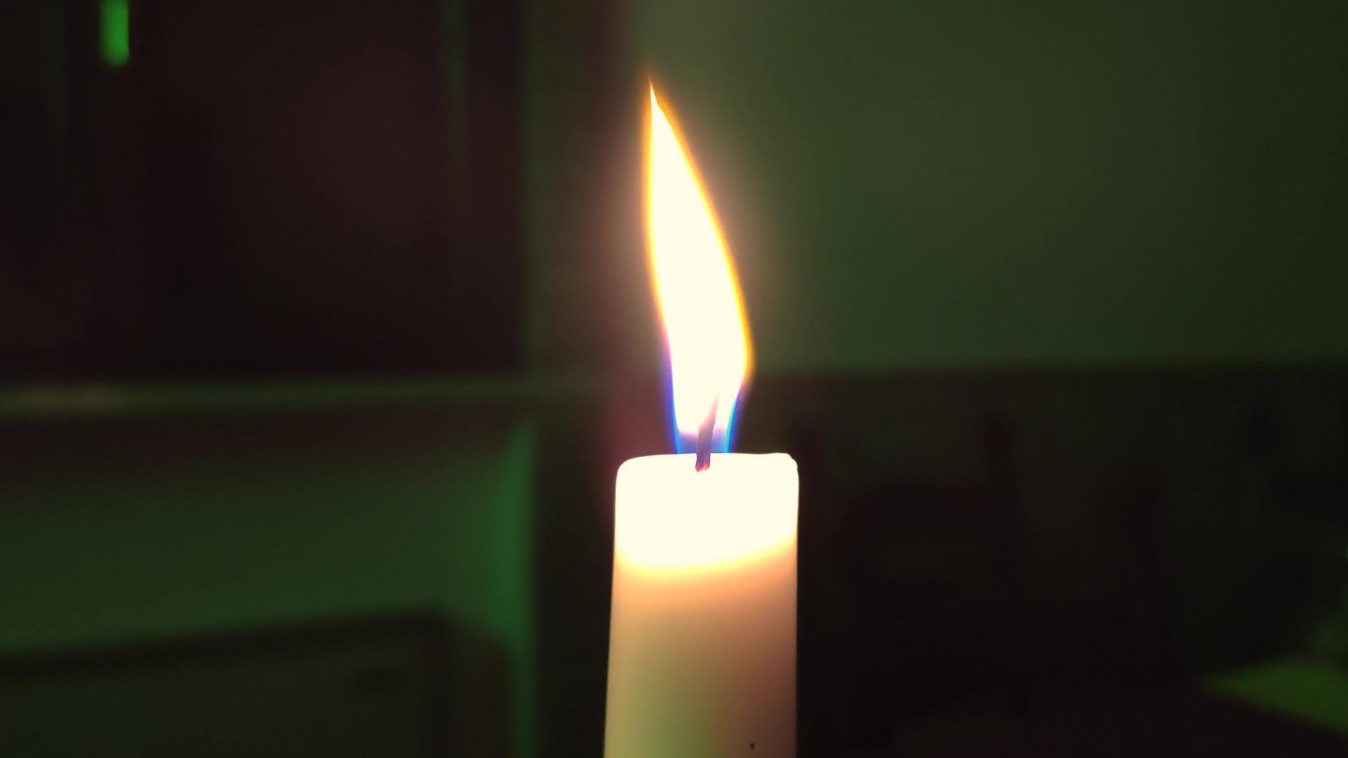 在黑暗中点燃蜡烛视频的预览图