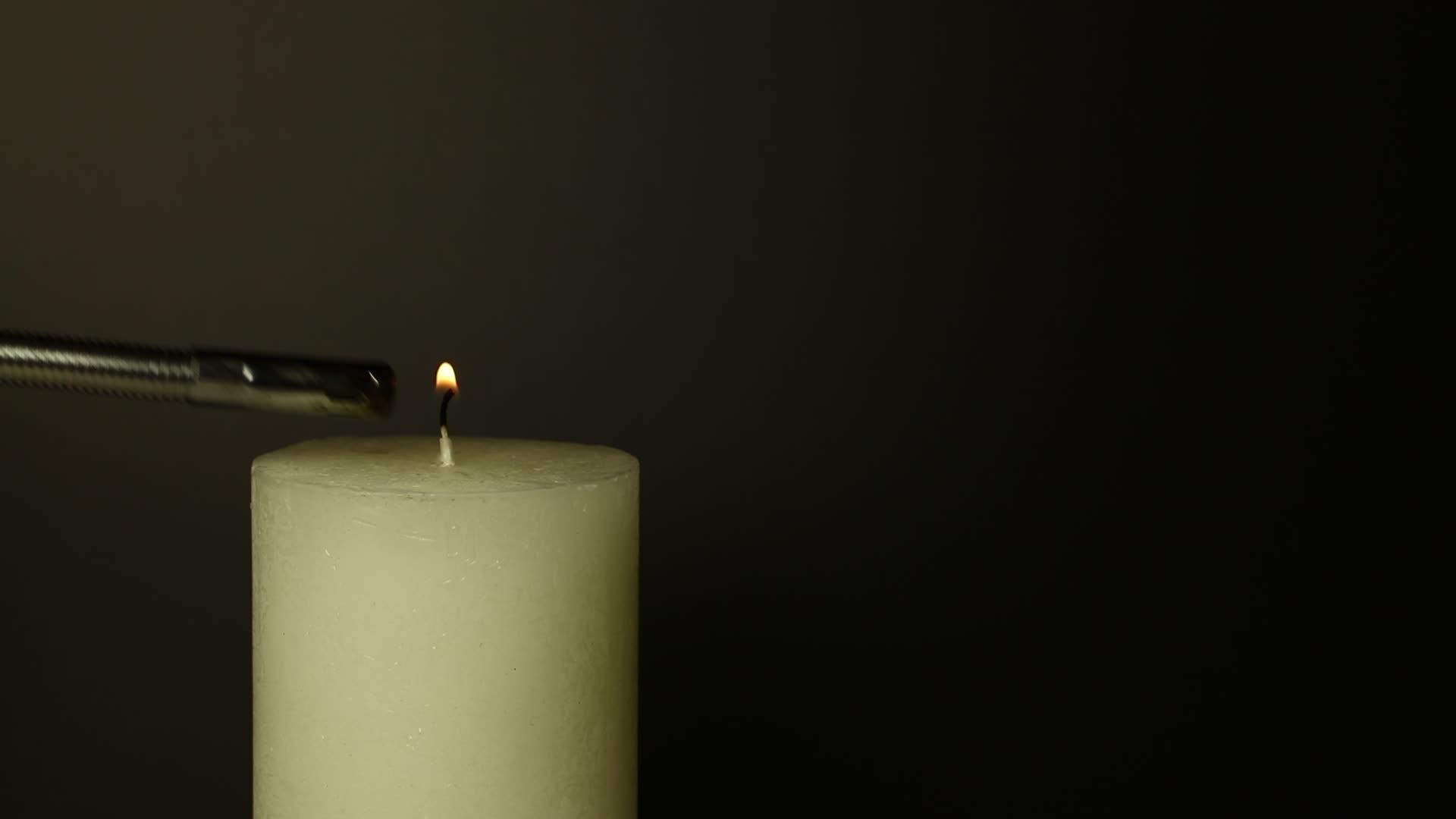 白色的蜡烛紧紧地关着火焰在黑色的面具上颤抖着视频的预览图
