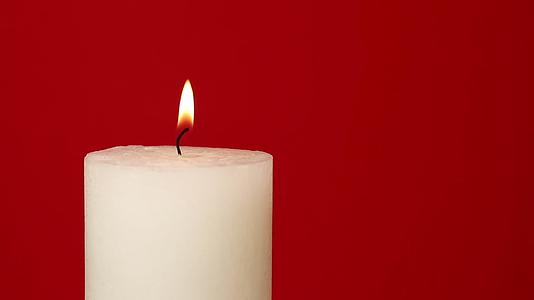 白色的蜡烛在红色的火焰上颤抖视频的预览图