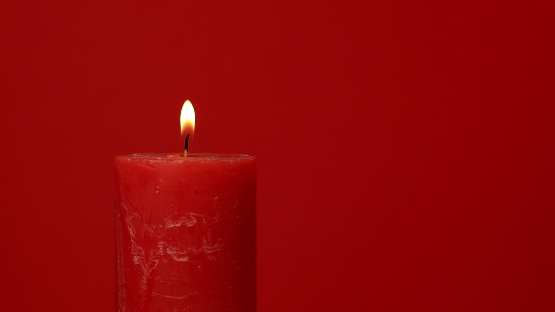 关闭生动的红色蜡烛颤抖的火焰视频的预览图
