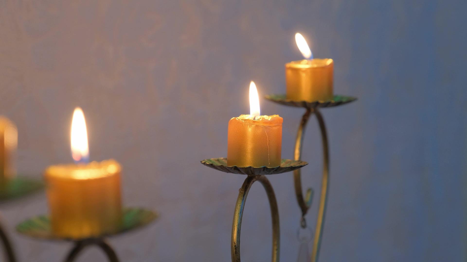 在古董烛台上烧蜡烛视频的预览图