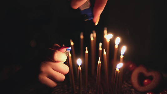 在孩子们的生日蛋糕上点燃蜡烛校对派对和庆祝活动Portnoy视频的预览图