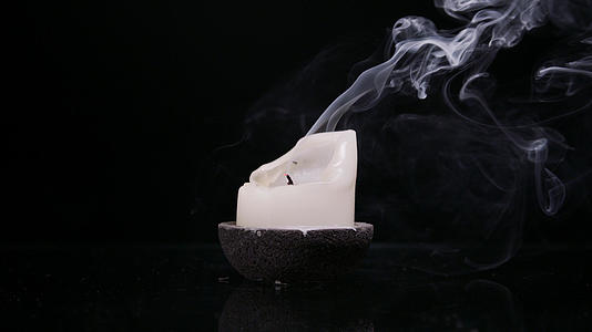 在有文字空间的黑色背景和蜡烛上喷洒烟雾视频的预览图