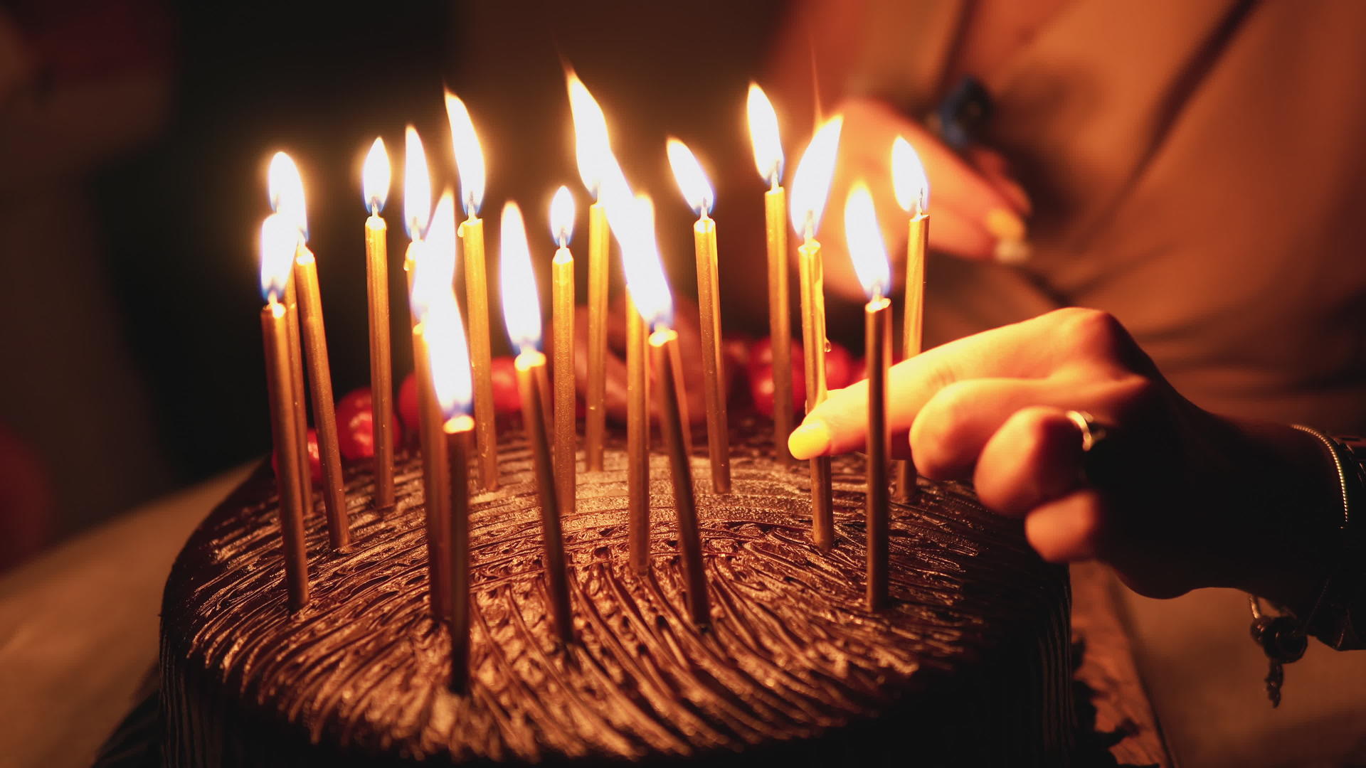 女人在生日蛋糕上点蜡烛视频的预览图