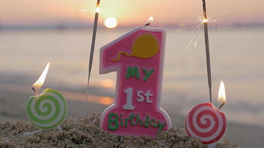 海滩上的一岁生日蜡烛视频的预览图