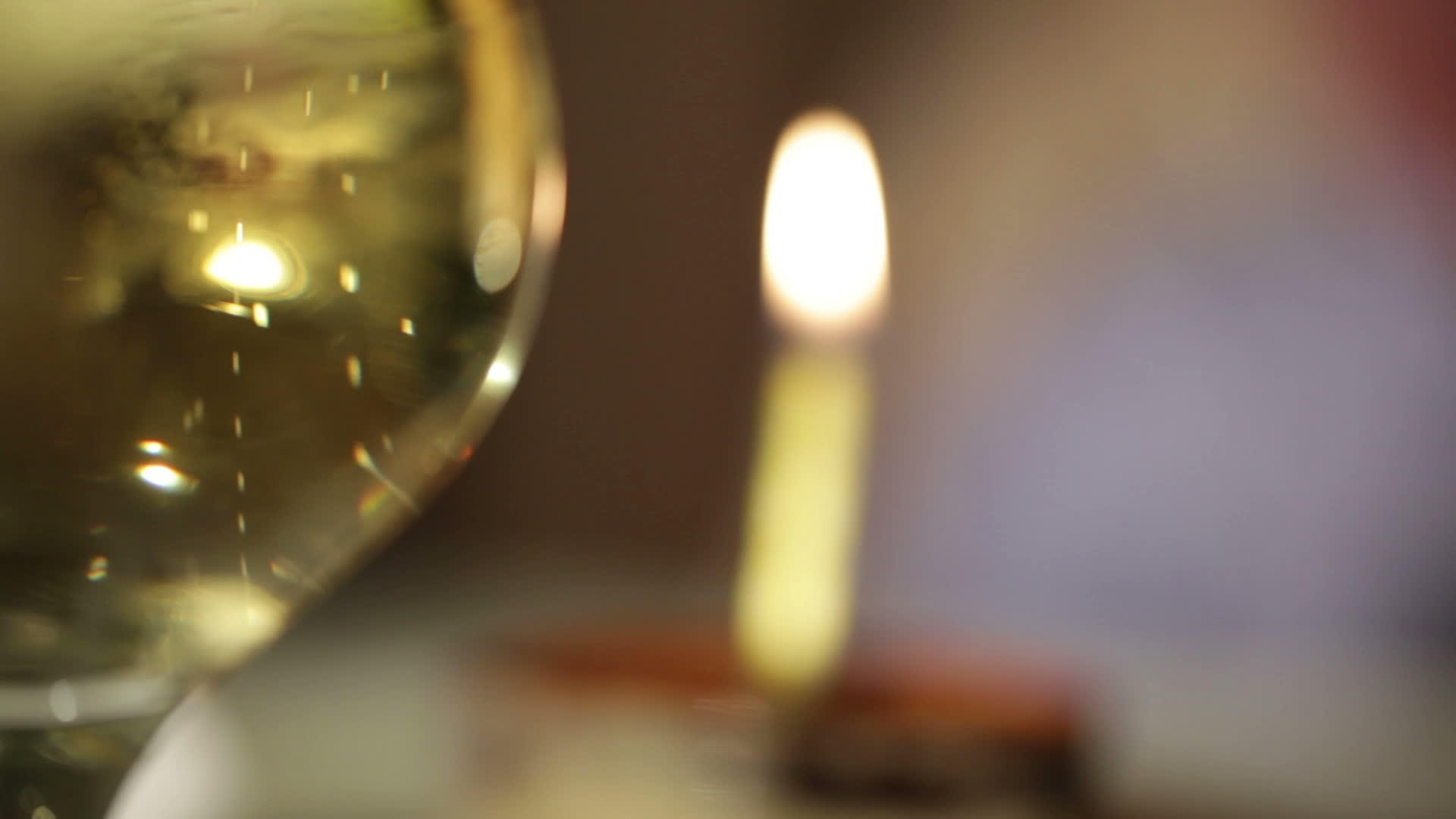 香槟和蜡烛在蒂拉米苏蛋糕视频的预览图