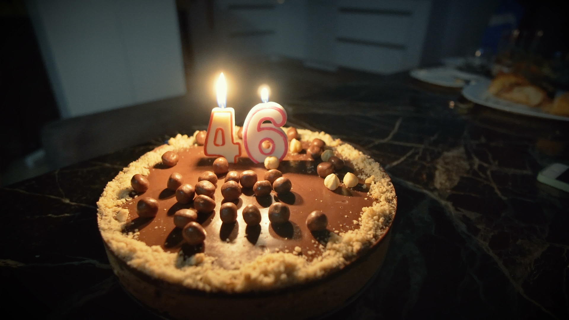 生日蜡烛在生日蛋糕上燃烧46个底片视频的预览图