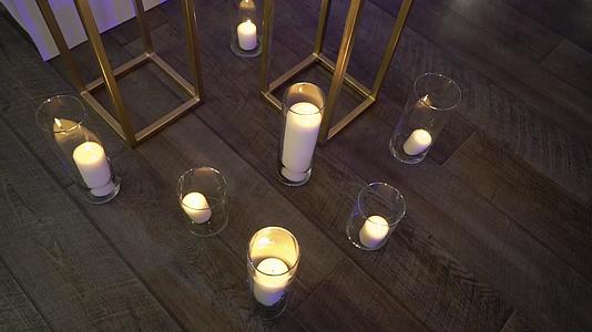 地板上的蜡烛是用来装饰假日的视频的预览图