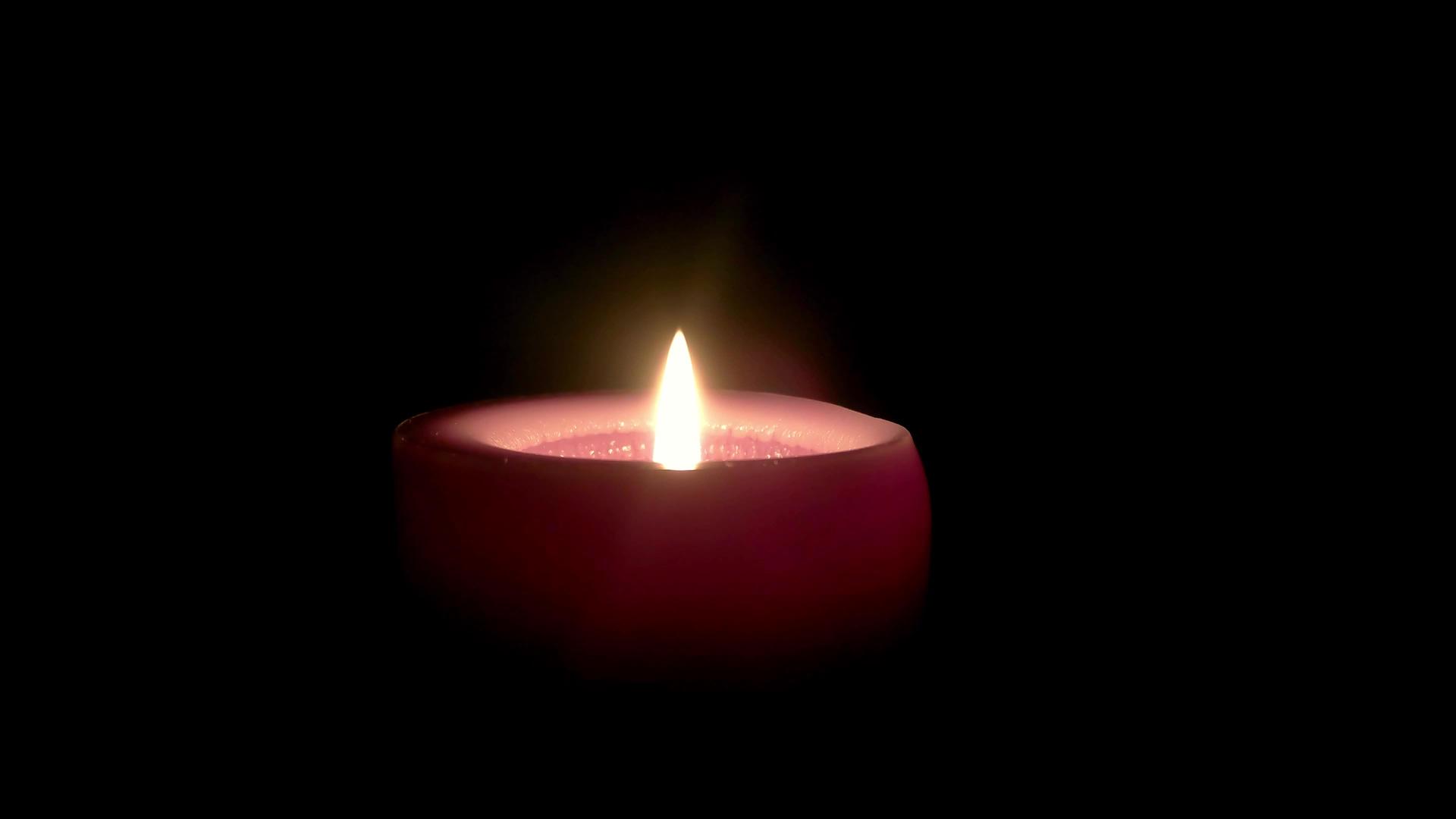 在黑色背景上点燃蜡烛的关键时刻视频的预览图