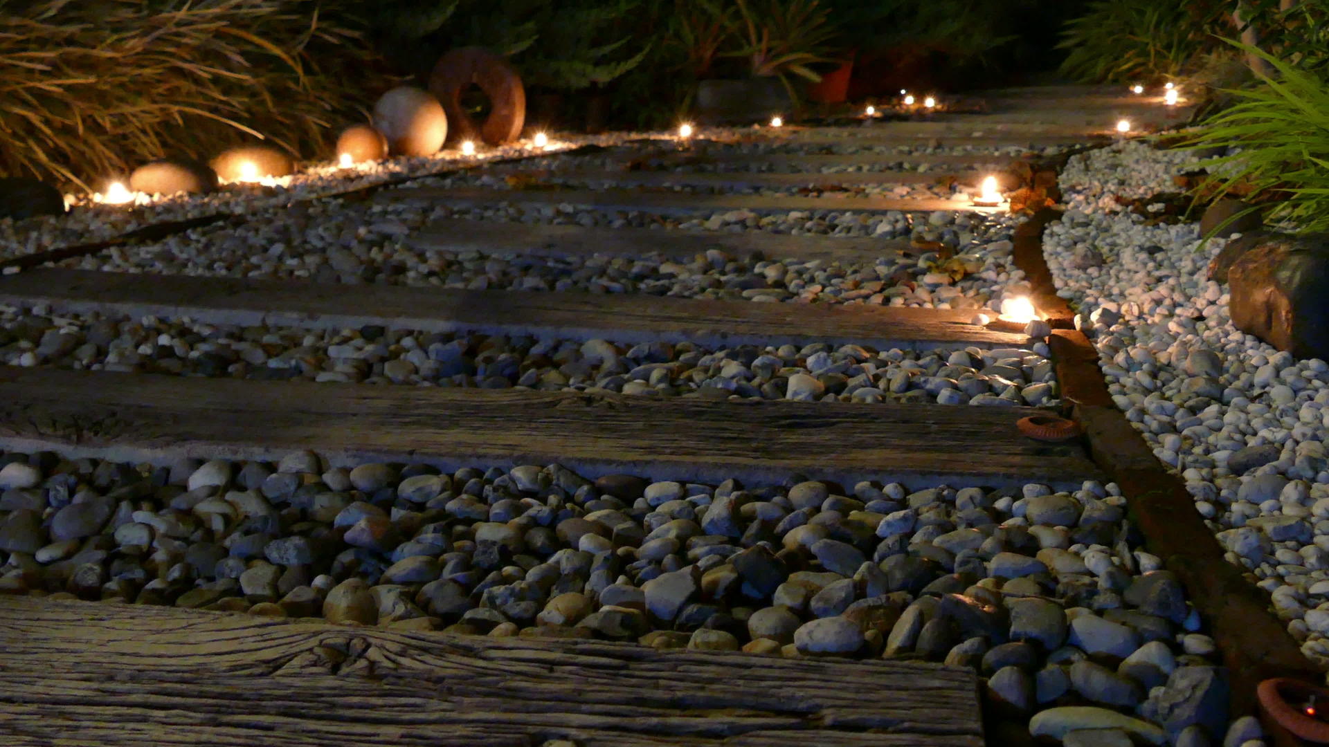 夜晚走道旁的蜡烛在花园里视频的预览图